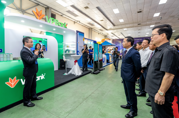 Thống đốc NHNN Phạm Đức Ấn cùng lãnh đạo các Bộ, ngành tham quan gian hàng VPBank tại sự kiện. Ảnh: VPBank 