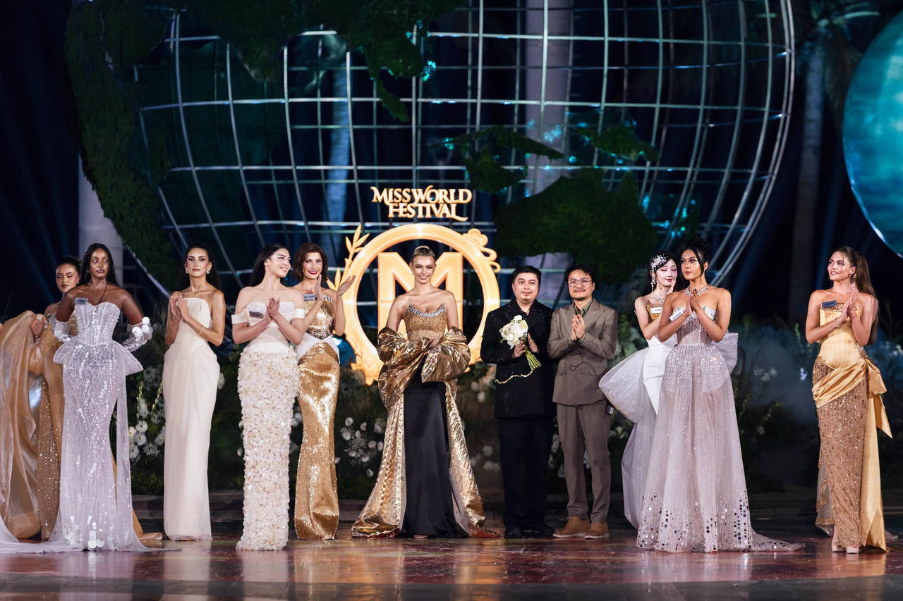 Các người đẹp Miss World khoe sắc trên sàn diễn bên bờ biển Đồ Sơn Hải Phòng. (ảnh Duyên Vũ)