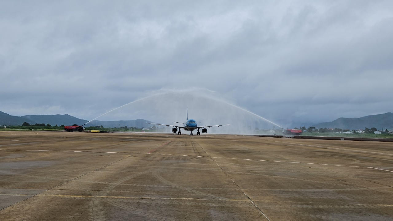 Chuyến bay mang số hiệu VN1380 của Vietnam Airlines hạ cánh xuống sân bay quốc tế Liên Khương, đánh dấu sự kiện cảng hàng không này mở cửa trở lại. Ảnh: M.Long.