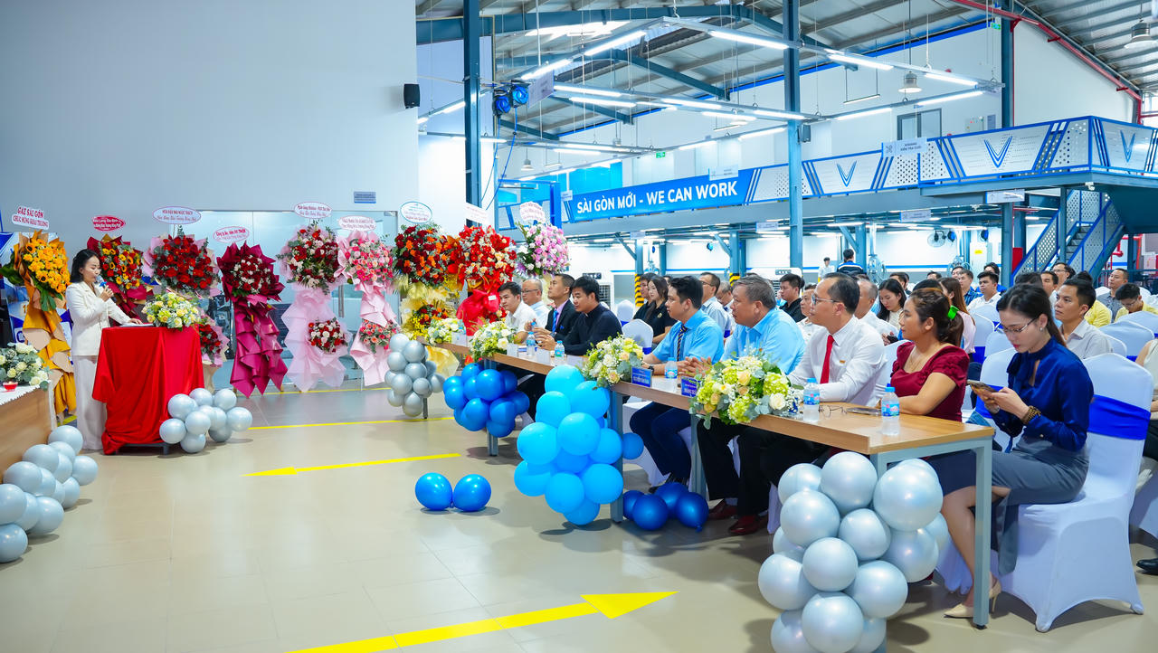 Quý khách mời, đối tác, Ban giám đốc và đội ngũ cán bộ, nhân viên dự Lễ khai trương