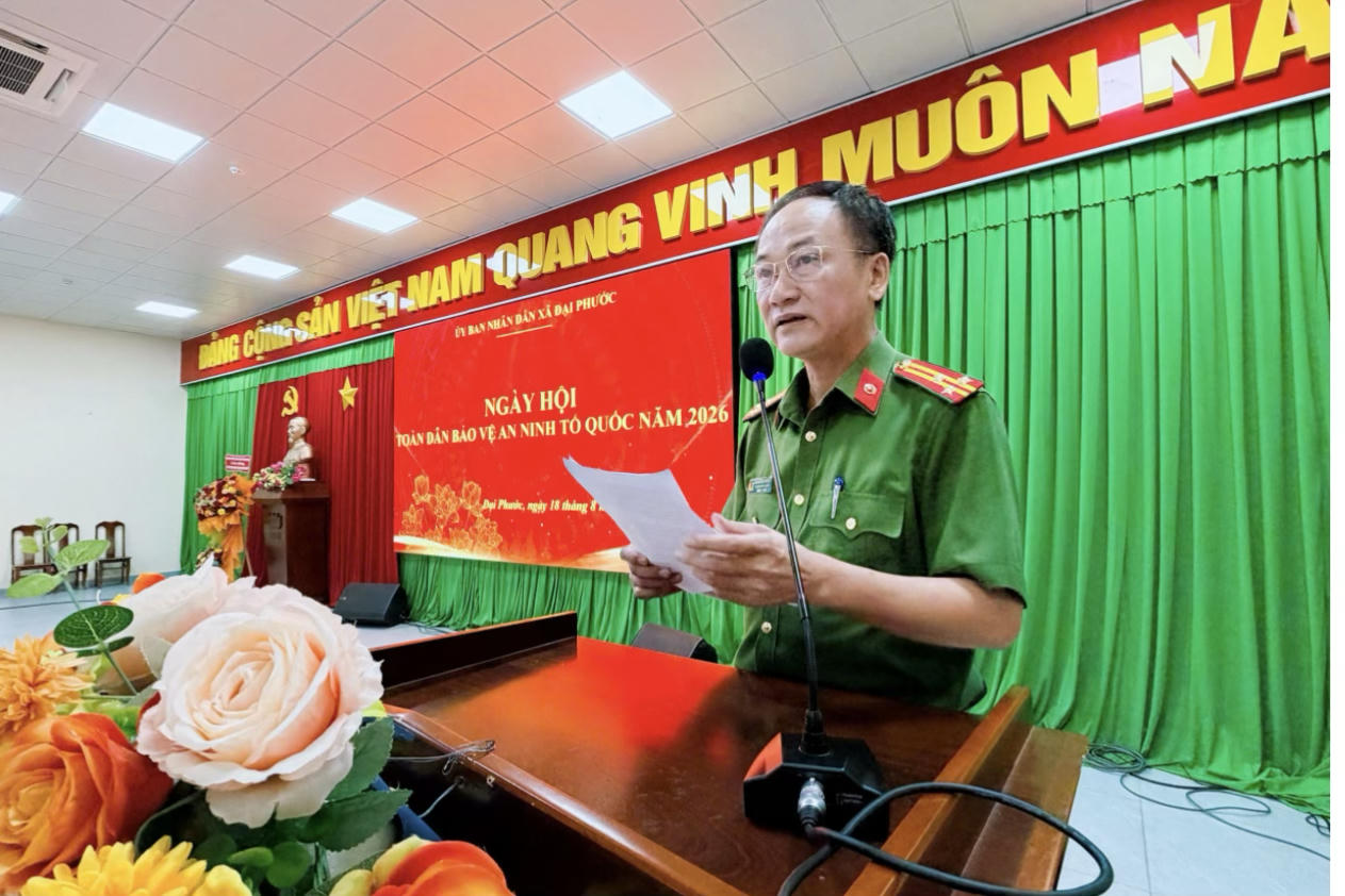 Thượng tá Nguyễn Đình Khuyên – Trưởng Công an xã trình bày diễn văn tại Ngày hội toàn dân bảo vệ ANTQ. Ảnh: Mộc Đức.
