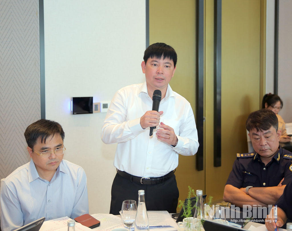 Ông Nguyễn Hoàng Anh, Tỉnh ủy viên, Trưởng Ban Quản lý Khu kinh tế và các Khu công nghiệp tỉnh phát biểu tại Chương trình. Ảnh: Nguyễn Thơm - Anh Tuấn/Báo Ninh Bình