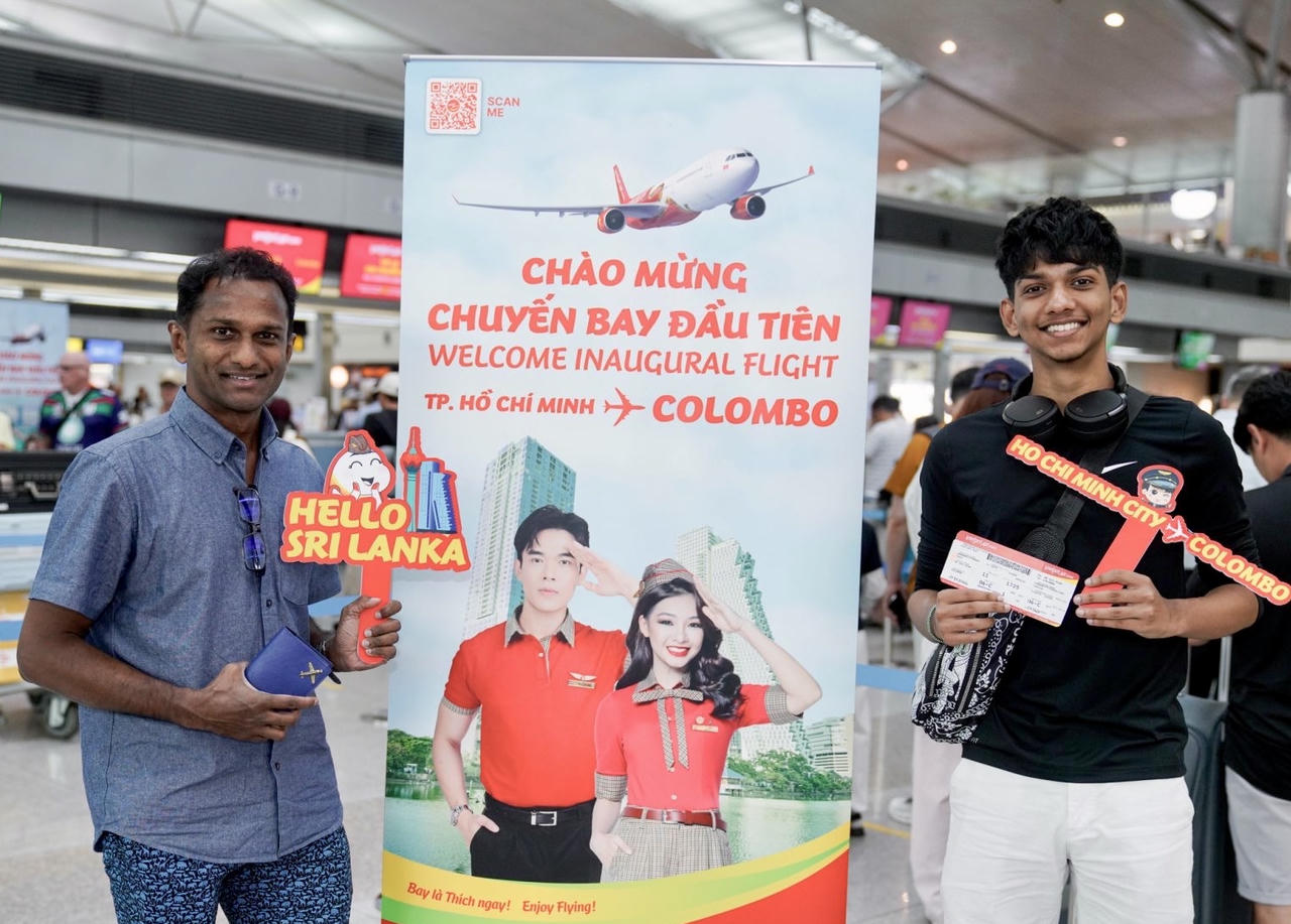 Hành khách vui mừng khi bay cùng Vietjet trên chuyến bay đầu tiên kết nối TP.HCM và Colombo. Ảnh: Vietjet 