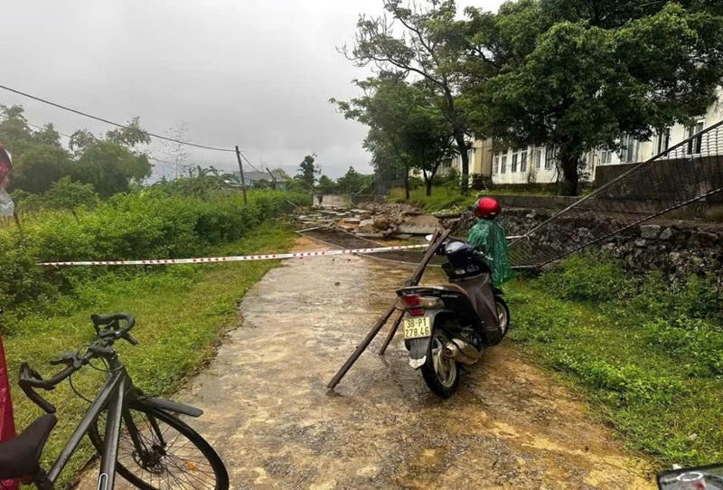 Khoảng 30m hàng rào trường Tiểu học Kỳ Xuân bị đổ sập trong mưa lớn. Ảnh: CTV