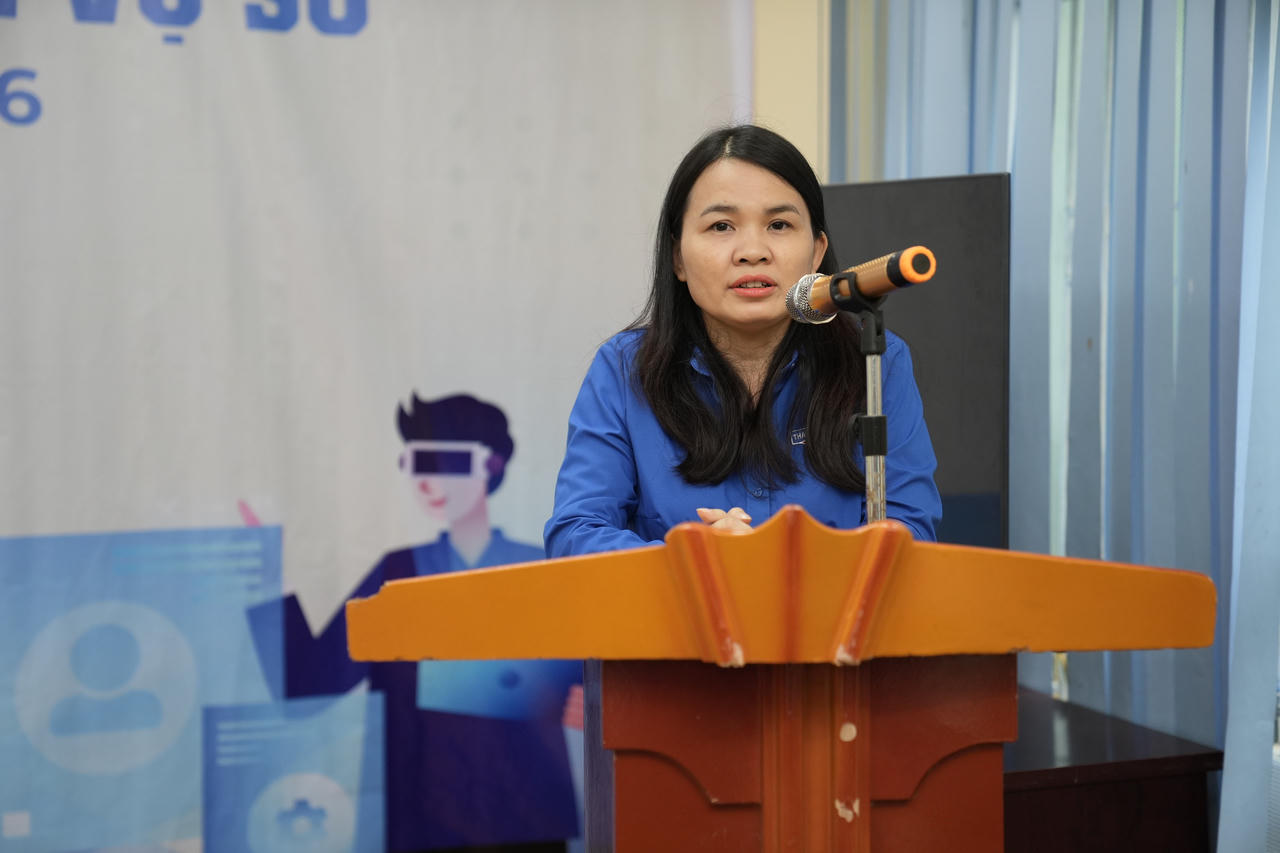 Bà Trần Thị Thu, Bí thư Tỉnh đoàn Quảng Trị, phát biểu tại lễ khai mạc Ngày hội “Bình dân học vụ số” tại các xã biên giới. (Ảnh: Tỉnh Đoàn Quảng Trị)