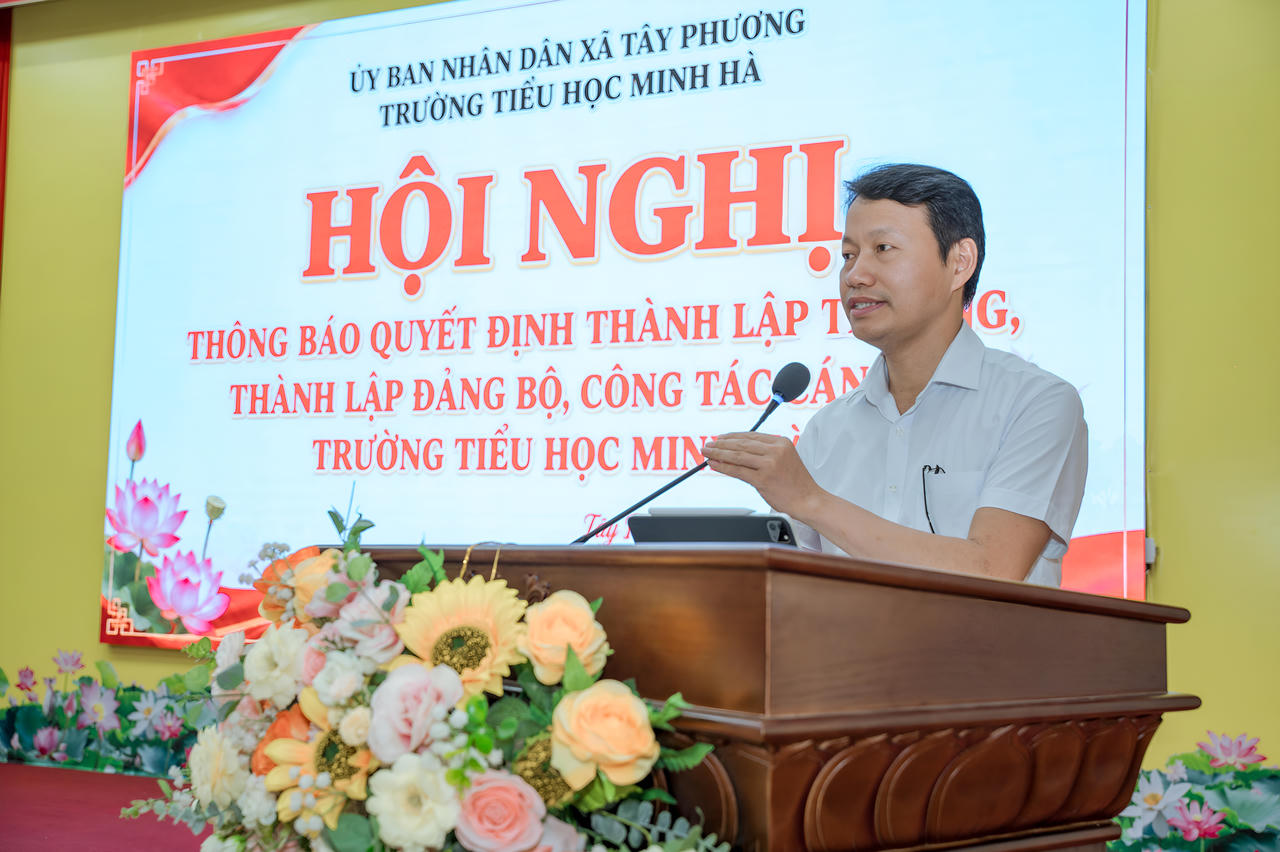 Ông Đặng Văn Võ - ĐUV, Trưởng phòng Văn hóa - xã hội xã Tây Phương chúc mừng nhà trường trước bước phát triển mới.