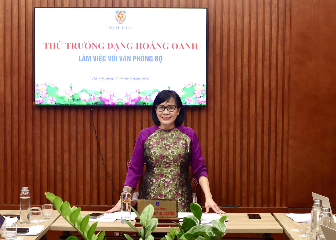 Thứ trưởng Đặng Hoàng Oanh phát biểu kết luận. 