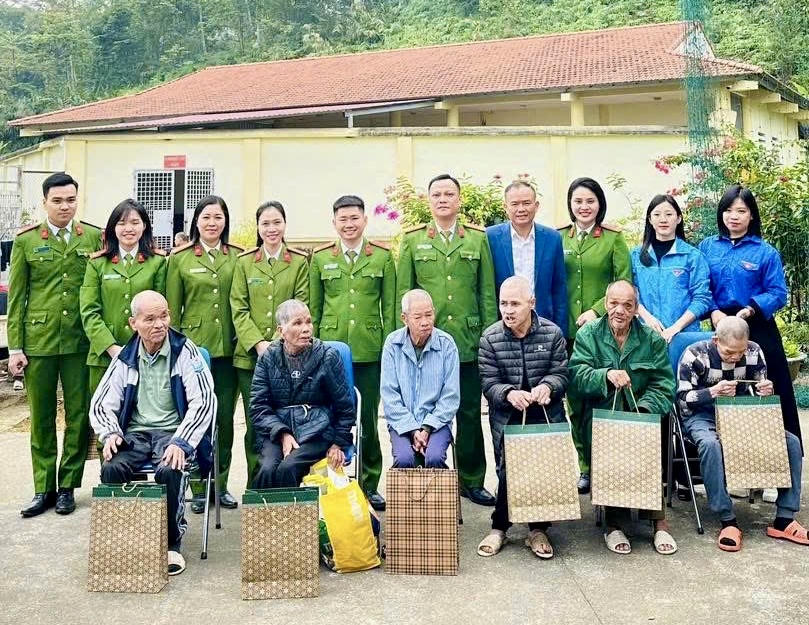 Tinh thần gần dân của Thượng tá Nguyễn Thanh Phúc còn thể hiện qua các hoạt động an sinh xã hội như thăm hỏi, tặng quà hộ nghèo, người có hoàn cảnh khó khăn... (Ảnh: Thúy Hà)