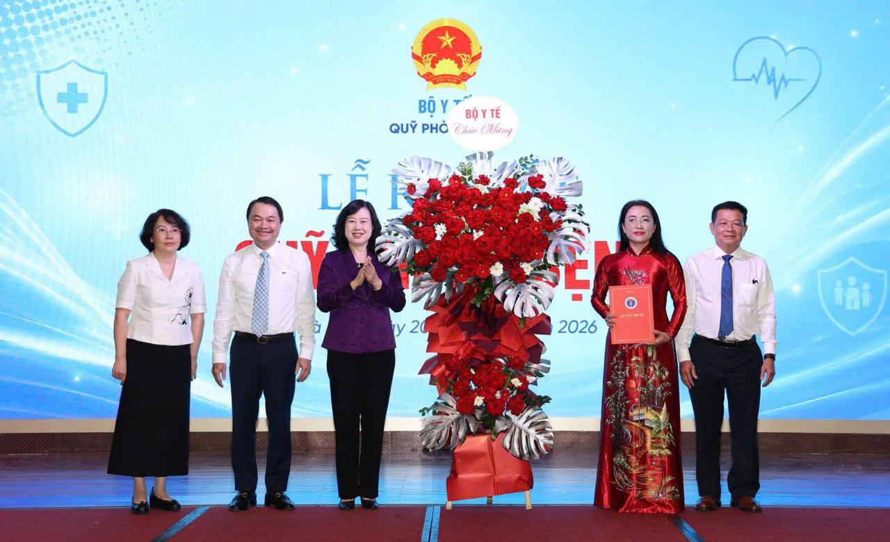 Bộ trưởng Bộ Y tế tặng hoa chúc mừng Quỹ Phòng bệnh.