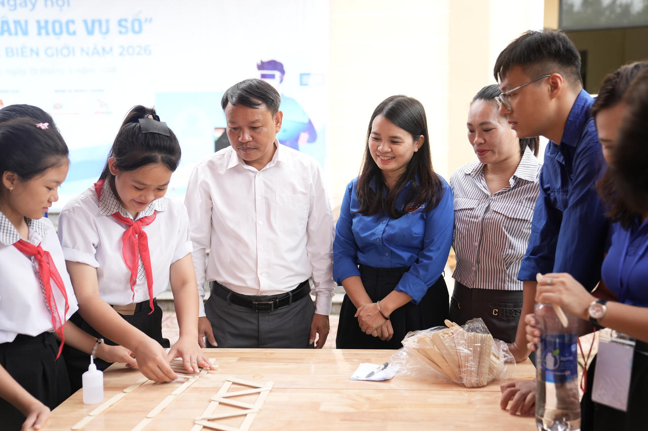Học sinh tham gia hoạt động trải nghiệm, thực hành sáng tạo tại Ngày hội “Bình dân học vụ số”. (Ảnh: Tỉnh Đoàn Quảng Trị)