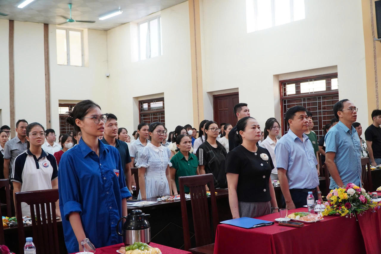 Các đại biểu tham dự lễ bế giảng.