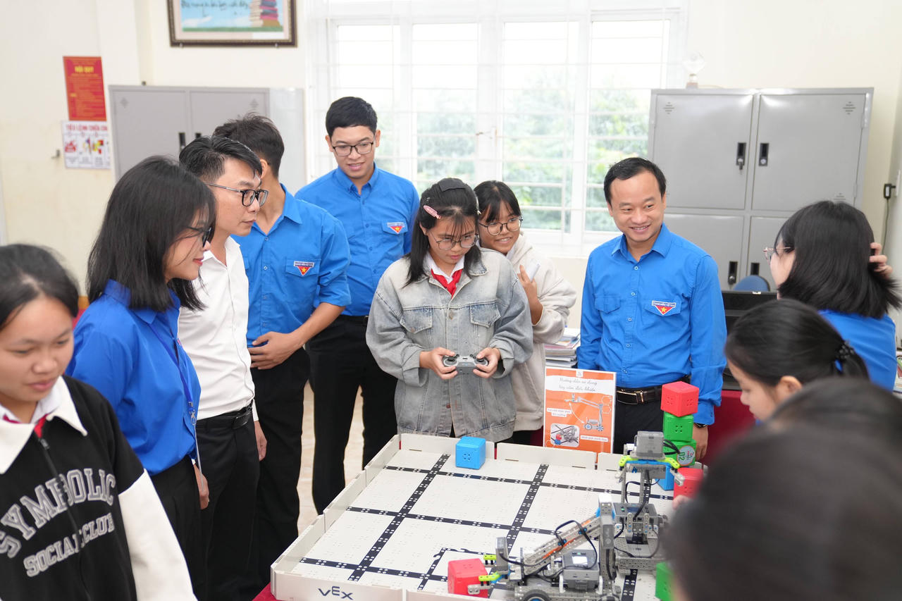 Đoàn viên, thanh niên hướng dẫn học sinh trải nghiệm, thực hành với mô hình Robotics tại Ngày hội “Bình dân học vụ số”. (Ảnh: Tỉnh Đoàn Quảng Trị)