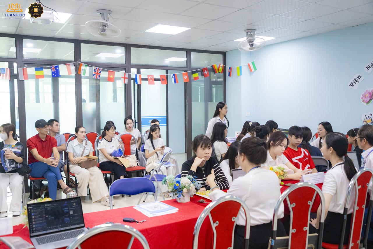 Tân sinh viên K22 gặp gỡ thầy cô tại các Viện đào tạo, nhận tư vấn và những định hướng đầu tiên cho hành trình học tập.