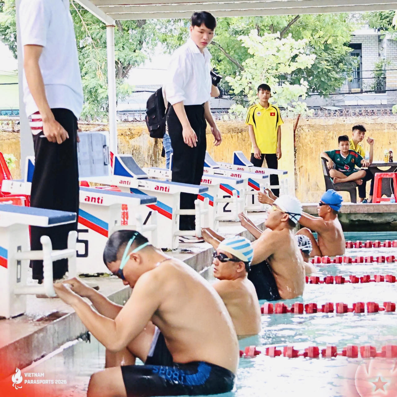 Thái Dương (đang bám bục xuất phát) cùng các vận động viên sẵn sàng bước vào cuộc tranh tài quyết liệt trên đường đua xanh. (Ảnh: Vietnam Parasports)