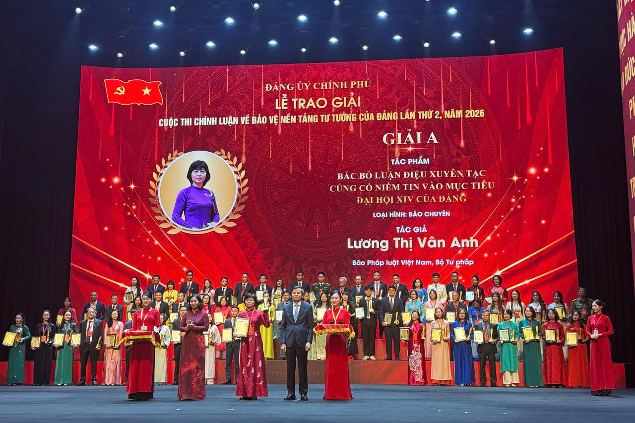 Đồng chí Đoàn Minh Huấn - Ủy viên Bộ Chính trị, Giám đốc Học viện Chính trị quốc gia Hồ Chí Minh, Phó Trưởng Ban Chỉ đạo 35 Trung ương và đồng chí Nguyễn Thị Tuyến - Ủy viên Trung ương Đảng, Phó Bí thư chuyên trách Đảng ủy Chính phủ trao Giải A cho  tác giả Lương Thị Vân Anh, Báo Pháp luật Việt Nam.