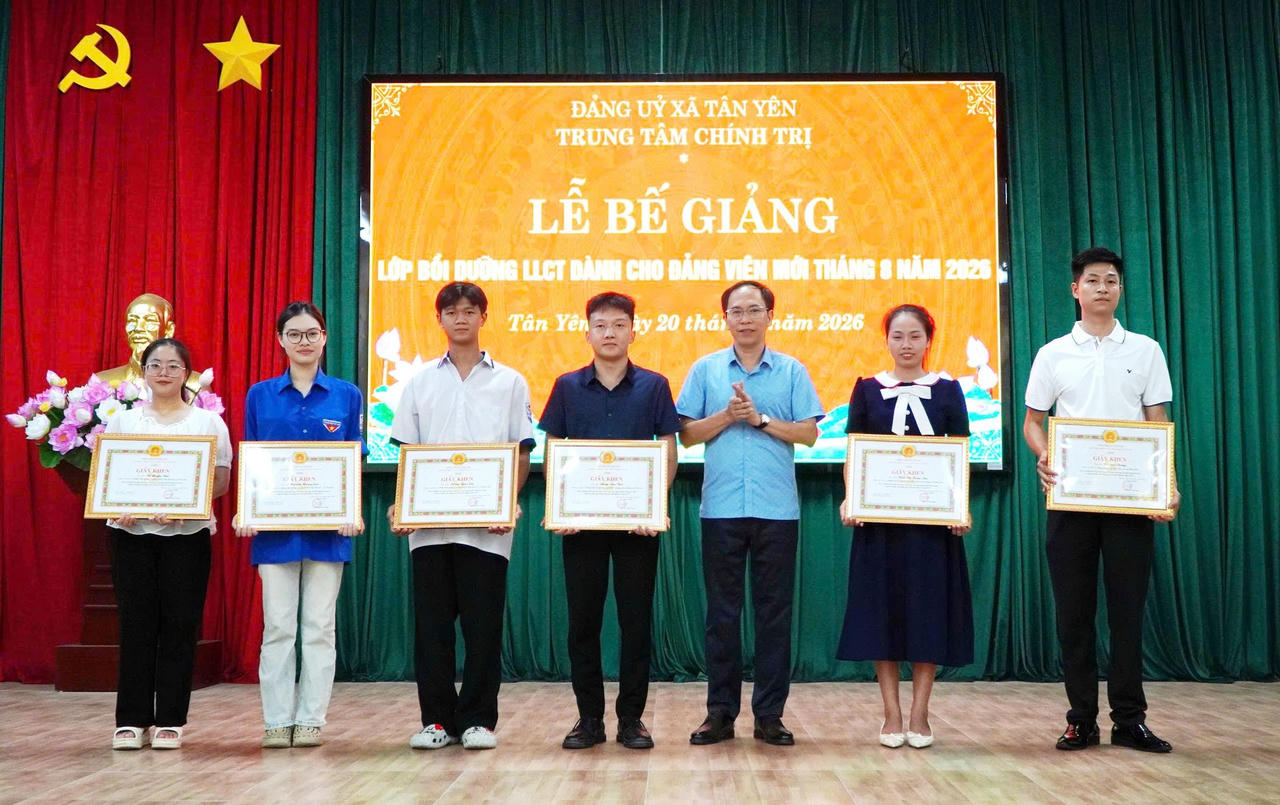 Trung tâm Chính trị xã Tân Yên tổ chức Lễ bế giảng lớp bồi dưỡng lý luận chính trị dành cho Đảng viên mới 
