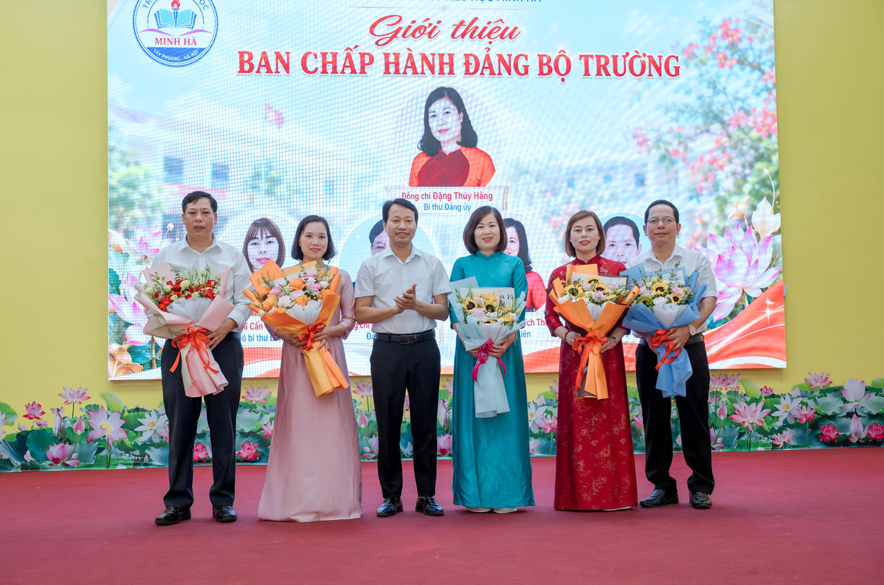 Ban lãnh đạo trường Tiểu học Minh Hà - Bà Đặng Thúy Hằng là Bí thư Đảng ủy, Hiệu trưởng nhà trường.
