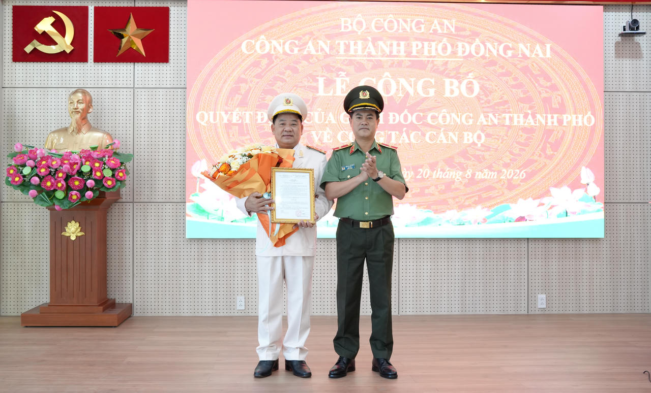 Giám đốc Công an thành phố Đồng Nai Thiếu tướng Nguyễn Đức Hải trao Quyết định điều động. Ảnh: DK