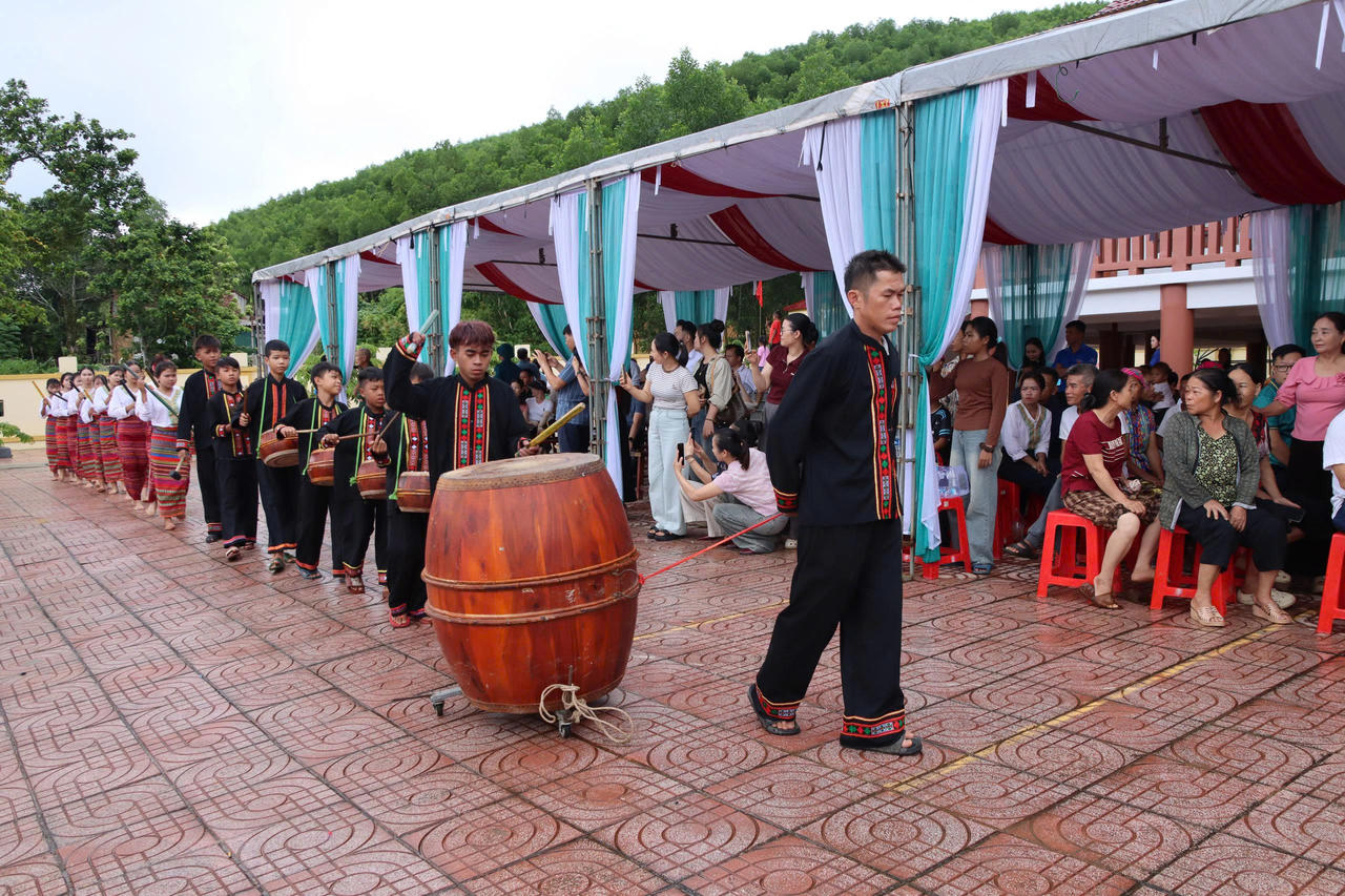 Ngay từ sáng sớm, không khí đón Tết đã gõ cửa từng nếp nhà. Khi trưởng bản đánh trống khai hội , tiếng trống vang lên giòn giã, không gian tâm linh linh thiêng bao trùm khắp bản làng. Ảnh: PV