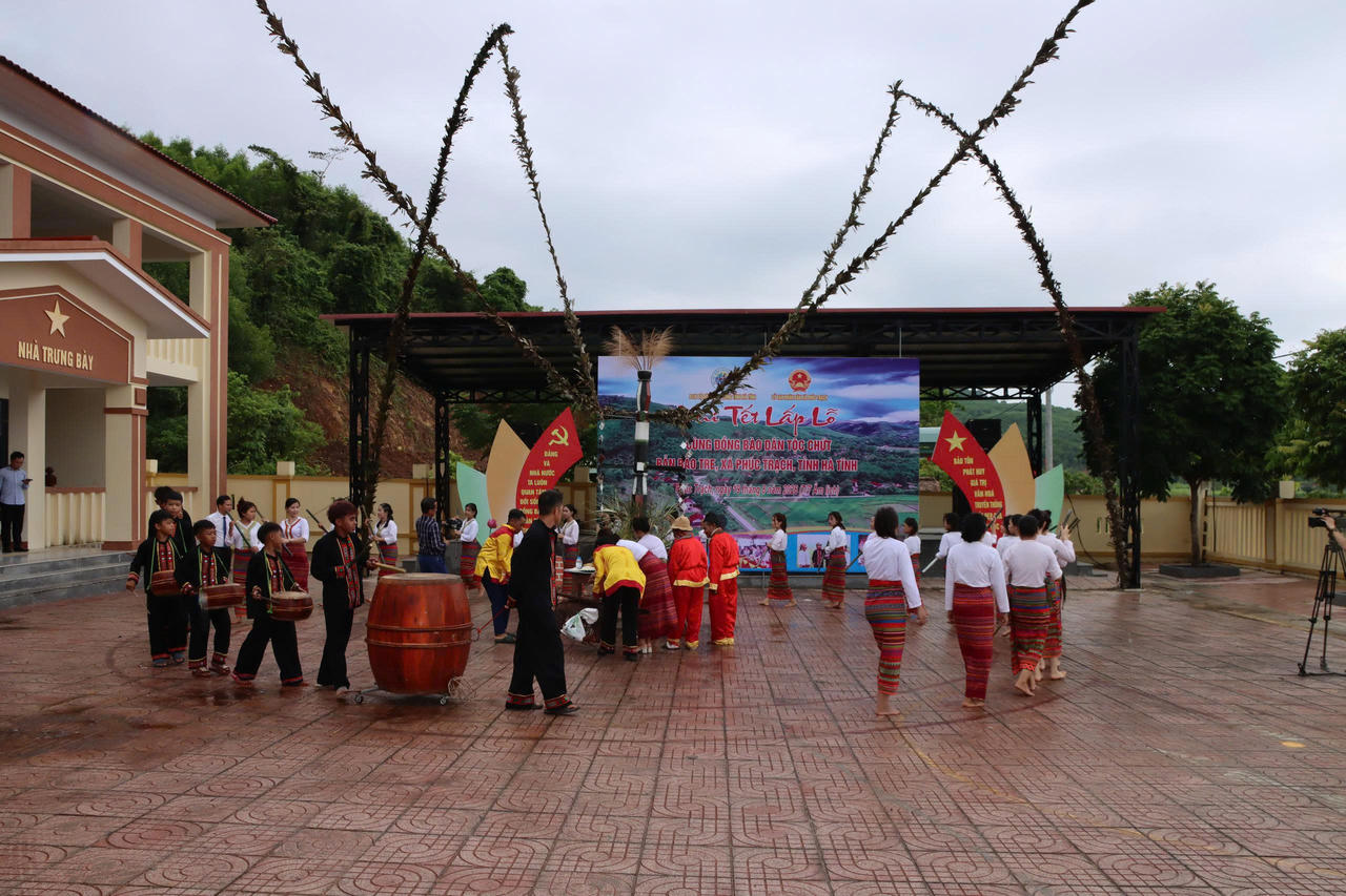 Theo phong tục truyền thống, toàn thể bà con dân bản thành kính cung nghinh các lễ vật về phía cột lễ. Ảnh: PV