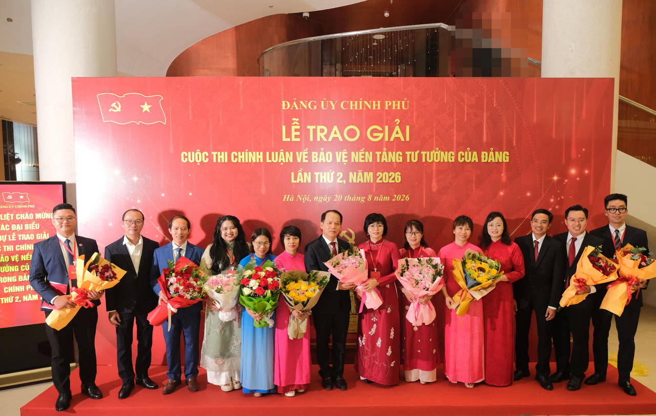 Ủy viên Trung ương Đảng, Bộ trưởng Bộ Tư pháp Hoàng Thanh Tùng chúc mừng và chia vui vói lãnh đạo Báo Pháp luật Việt Nam, các tác giả thuộc Báo và các đơn vị của Bộ Tư pháp đoạt giải. 