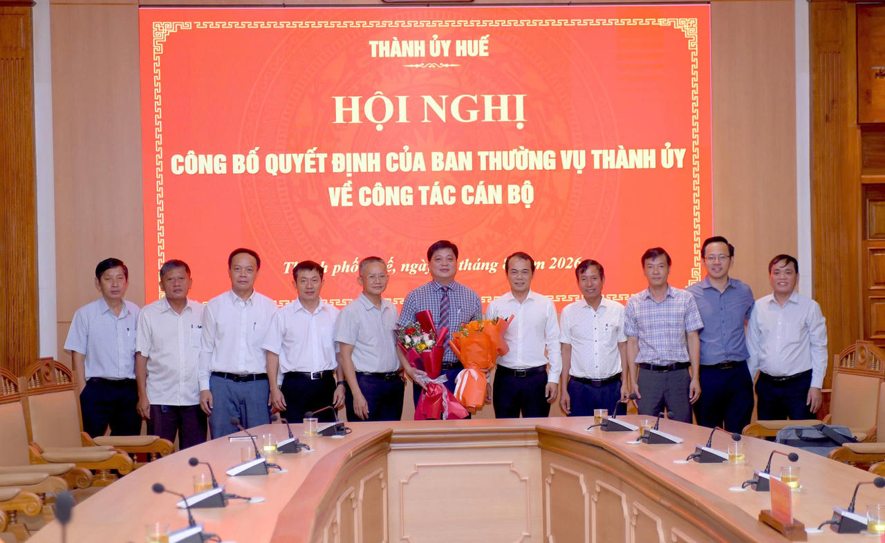 LĐ Sở xây dựng tặng hoa cho ông Lê Toàn Thắng