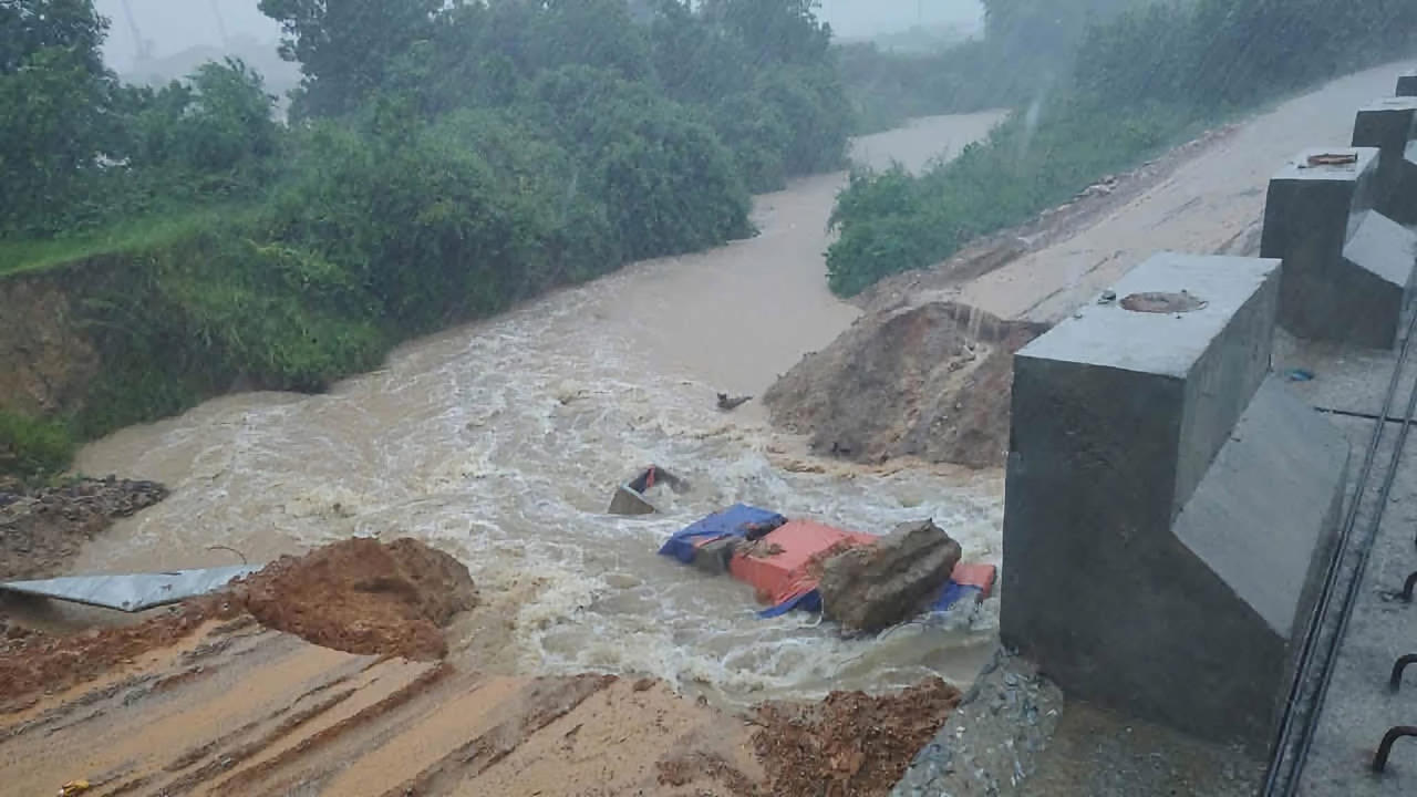 Mưa lớn trên địa bàn Hà Tĩnh, nhiều khu vực ngập cục bộ, chia cắt