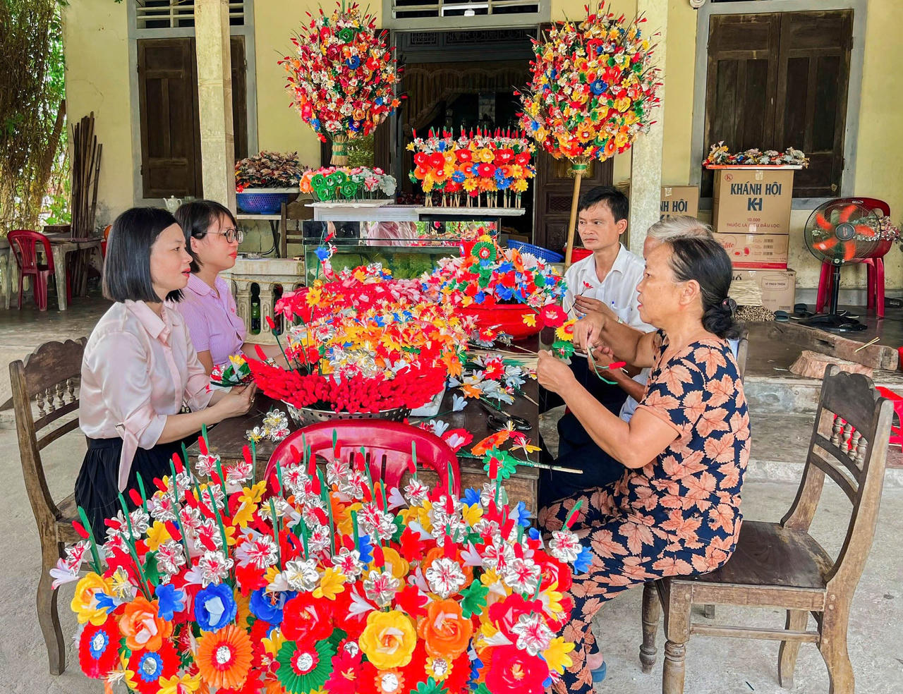 Vốn tín dụng chính sách tiếp thêm nguồn lực để người dân phường Dương Nổ gìn giữ, phát triển nghề truyền thống. 