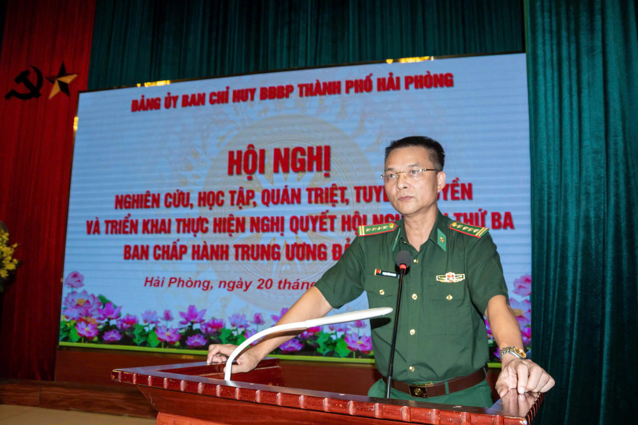 Đại tá Phạm Hồng Phong, Bí thư Đảng ủy, Chính ủy Bộ đội Biên phòng thành phố Hải Phòng phát biểu chỉ đạo tại Hội nghị. (ảnh Nguyễn Khánh)