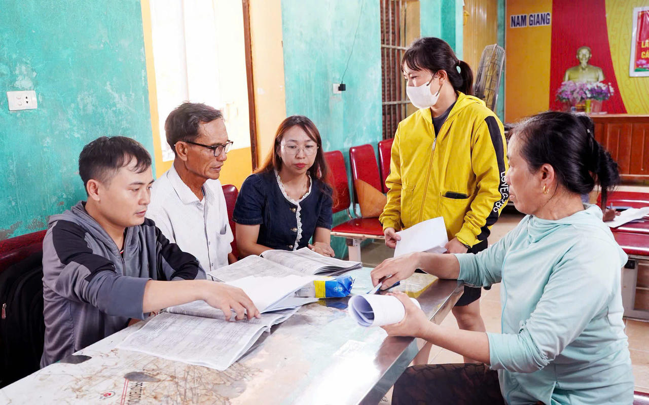 Cán bộ xã Anh Sơn xuống khối, xóm, bản hướng dẫn kê khai, hoàn thiện hồ sơ đất đai.