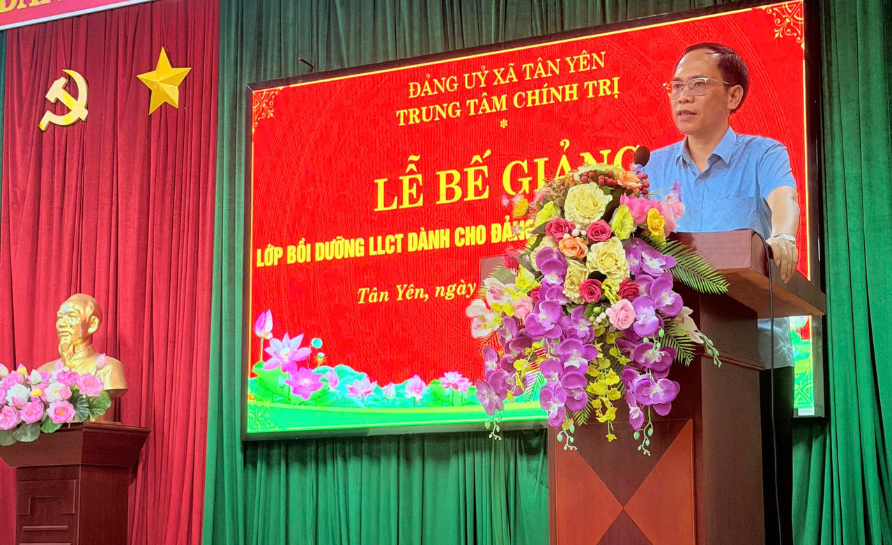 Đồng chí Hoàng Dũng - Phó Bí thư Thường trực Đảng ủy xã Tân Yên phát biểu.