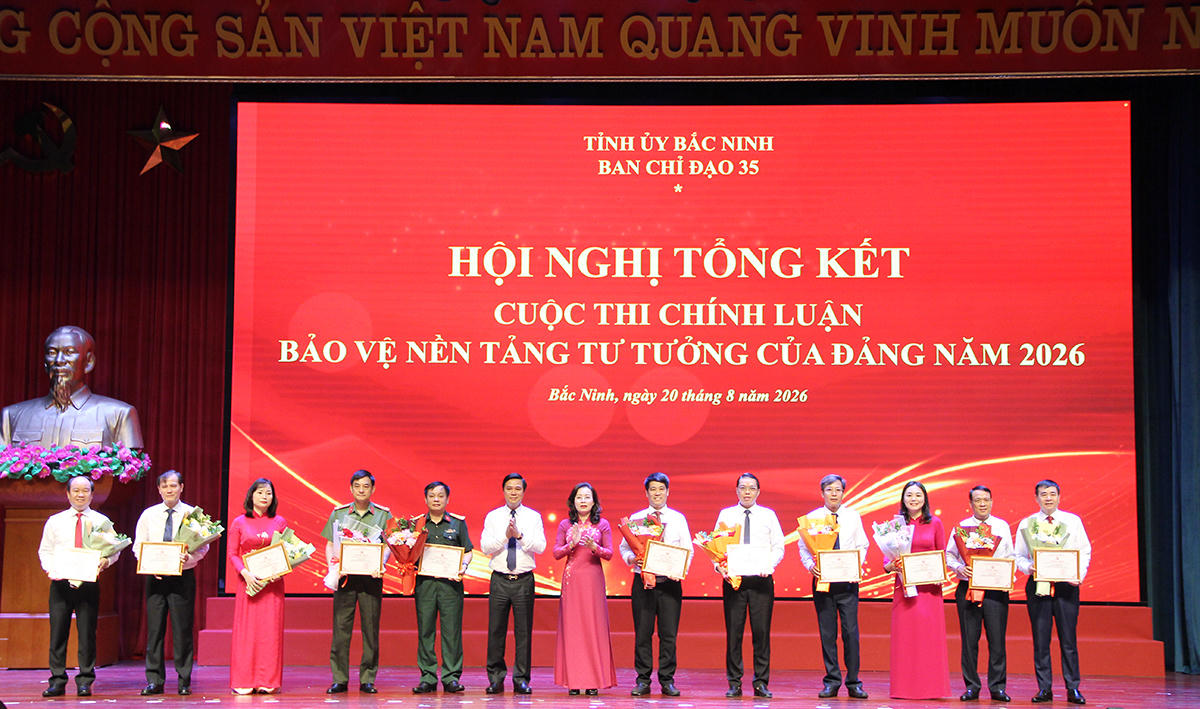 Phó Bí thư Thường trực Tỉnh ủy Nguyễn Thị Hương (ảnh giữa) và Phó Chủ tịch UBND tỉnh Lê Xuân Lợi (thứ 6 bên trái) trao Giấy chứng nhận, tặng hoa cho 11 tập thể có thành tích xuất sắc trong công tác lãnh đạo, chỉ đạo, tổ chức triển khai và hưởng ứng tham gia Cuộc thi chính luận năm 2026. (Ảnh Cổng TTĐT Bắc Ninh)
