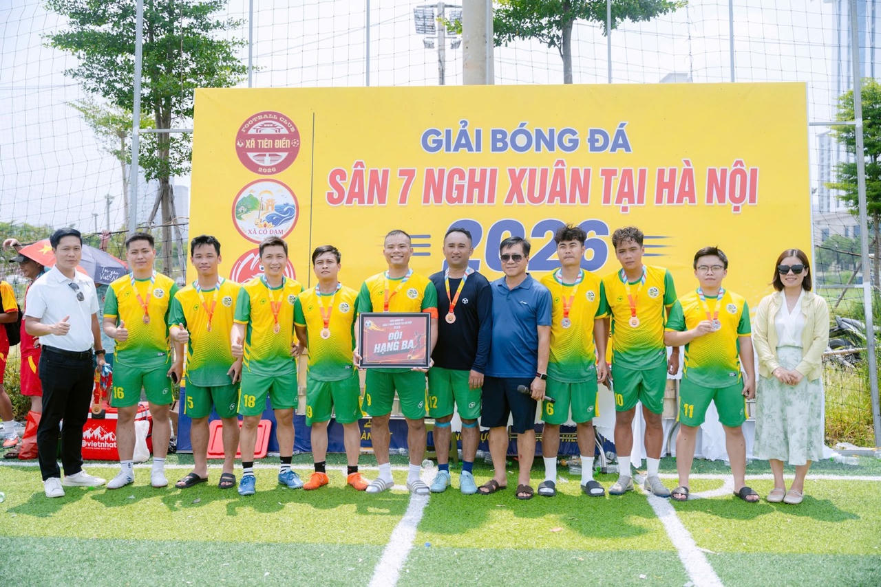 Giải ba được trao cho đội bóng xã Đan Hải.