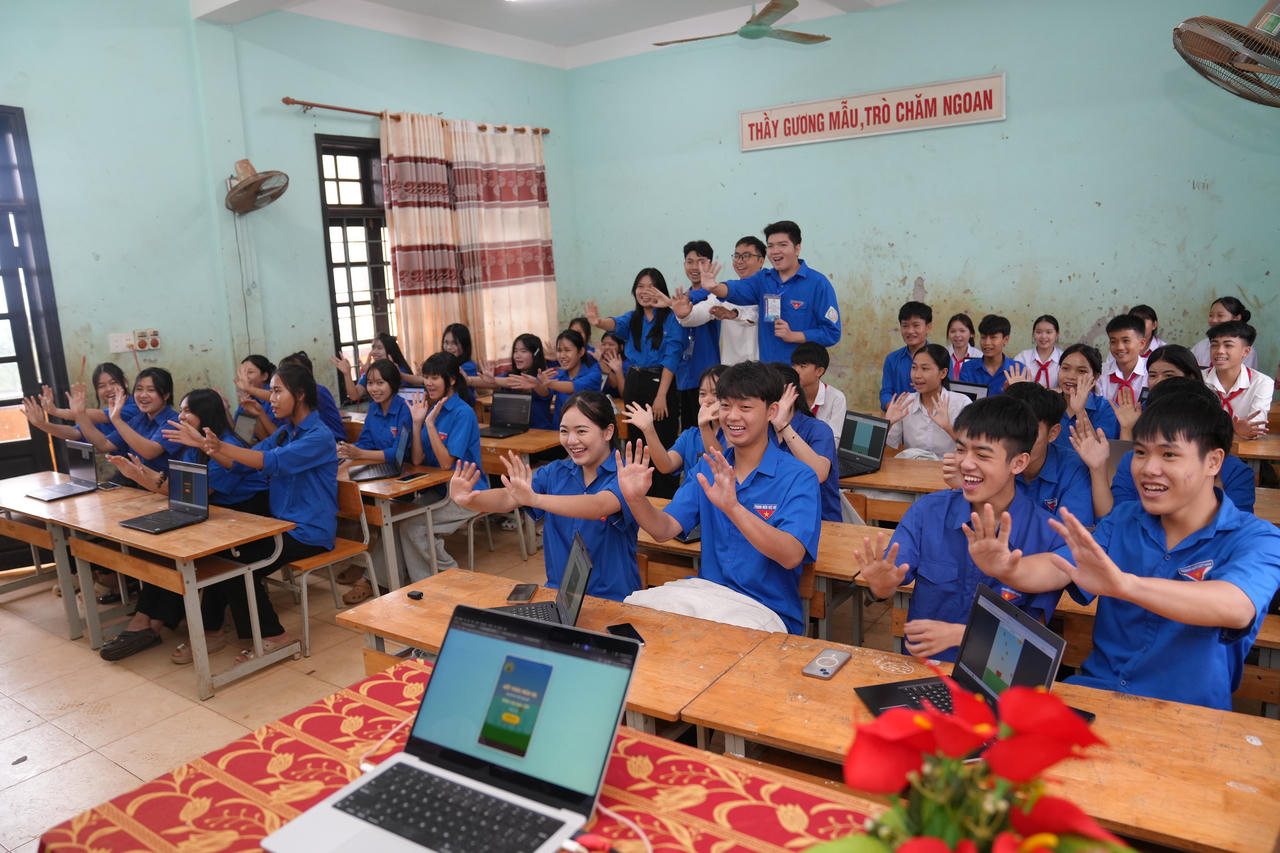 Đoàn viên, thanh niên tham gia lớp “Bình dân học vụ số”, thực hành các kỹ năng số tại Ngày hội. (Ảnh: Tỉnh Đoàn Quảng Trị)