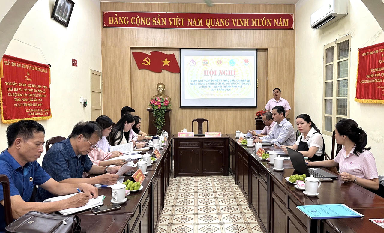 Lãnh đạo NHCSXH TP Huế và các tổ chức chính trị - xã hội giao ban, đánh giá công tác ủy thác cho vay vốn.  