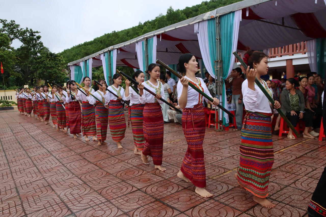 Tết Lấp lỗ (mang nghĩa là "cắm lỗ, gieo hạt") là một trong hai cái Tết cổ truyền lớn nhất năm ở bản Rào Tre, được tổ chức định kỳ vào ngày 7/7 âm lịch hằng năm. Đối với người Chứt cuộc sống gắn liền với chu kỳ của nương rẫy. Ảnh: PV