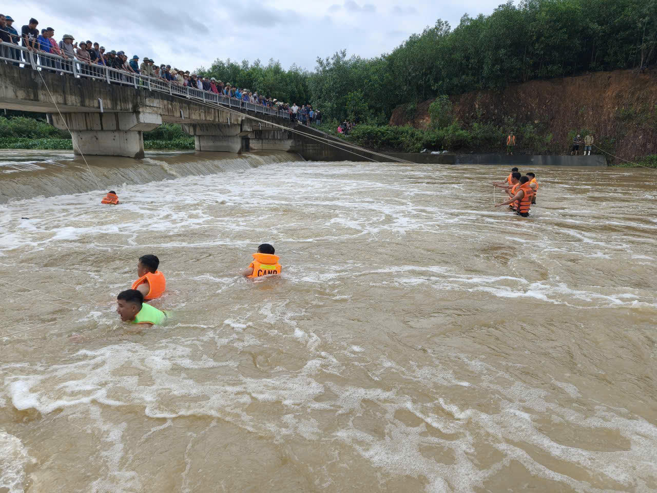 Tìm thấy người đàn ông đi bắt cá bị nước cuốn trôi trong mưa lũ ở Nghệ An