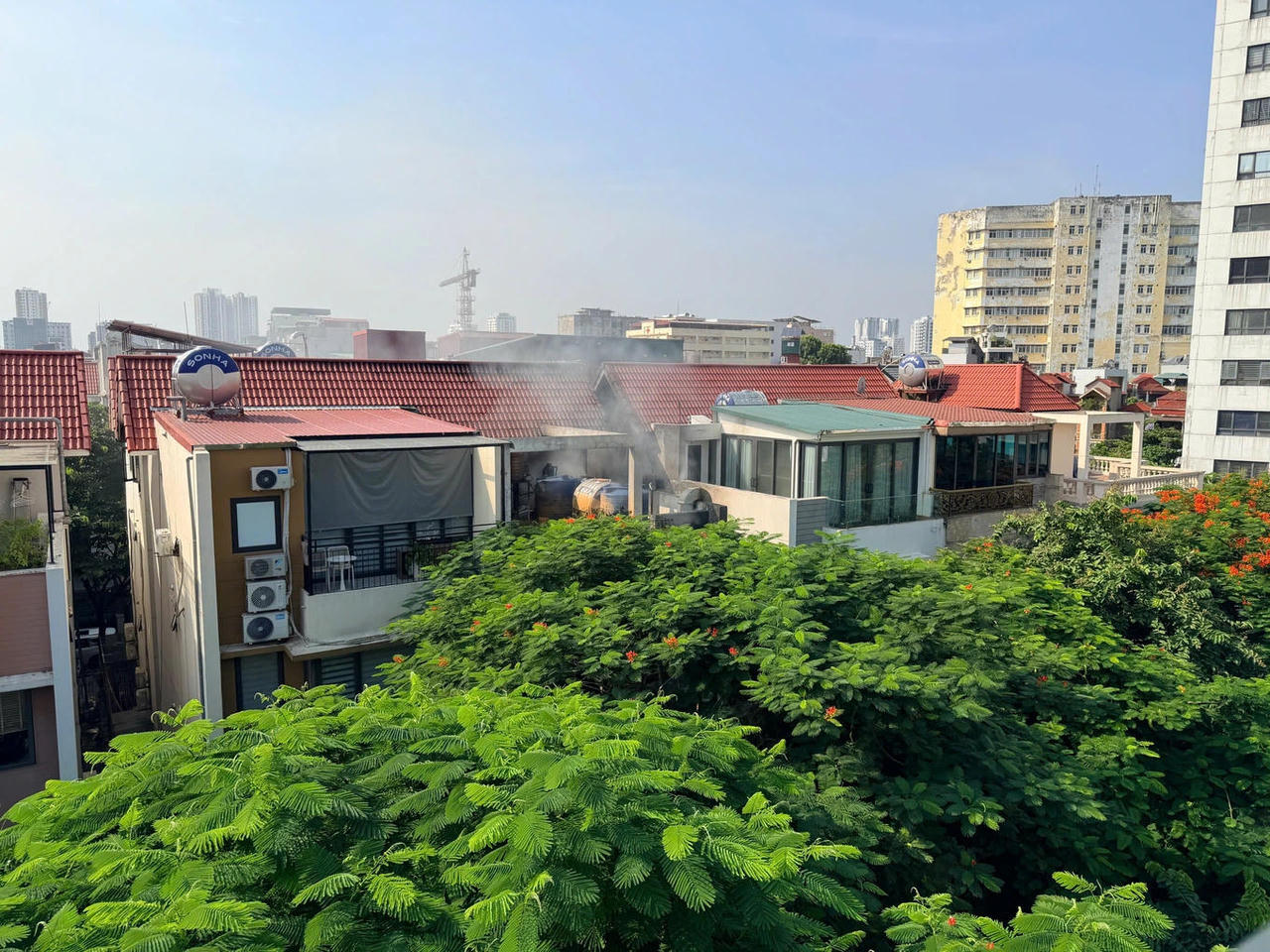 Cháy nhà liền kề trong khu đô thị mới Phùng Khoang. (Ảnh: Báo Dân trí).