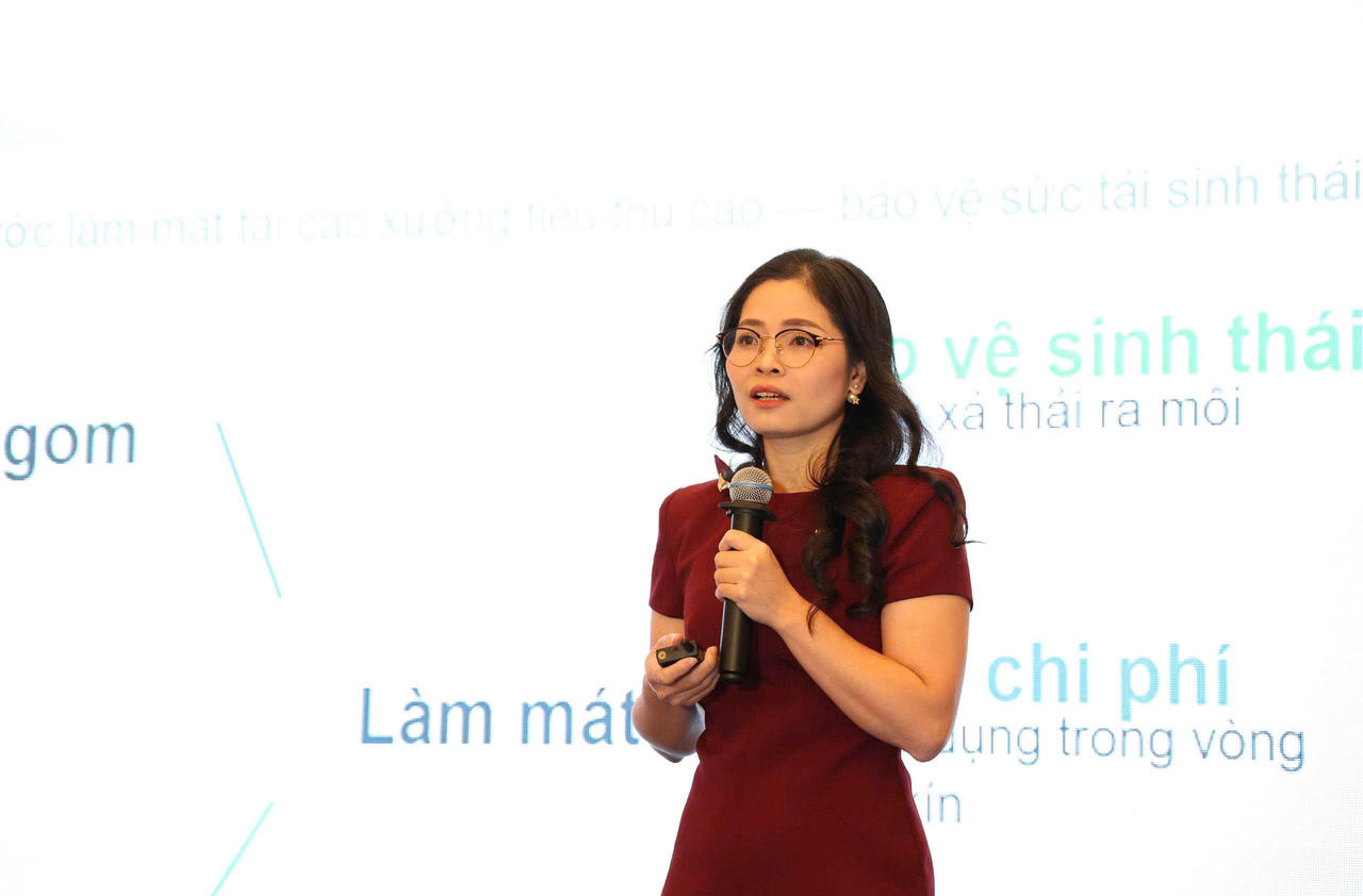 Bà Đào Thị Thanh Ngân, Trưởng ban Xây dựng phát triển chiến lược, Công ty CP Nhựa Thiếu niên Tiền Phong, chia sẻ thực tiễn triển khai tại doanh nghiệp. (Ảnh: MST)