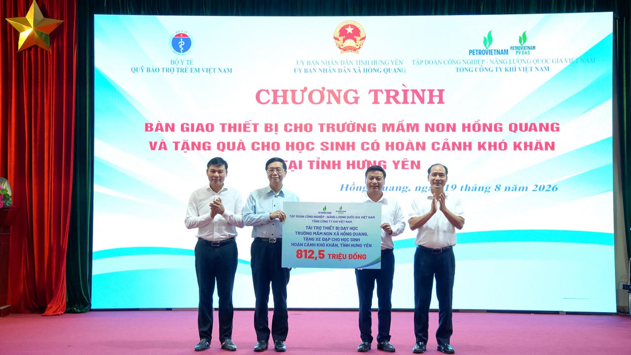 Ông Trần Quang Dũng - Phó Bí thư Thường trực Đảng ủy PETROVIETNAM trao biển hỗ trợ cho tỉnh Hưng Yên.