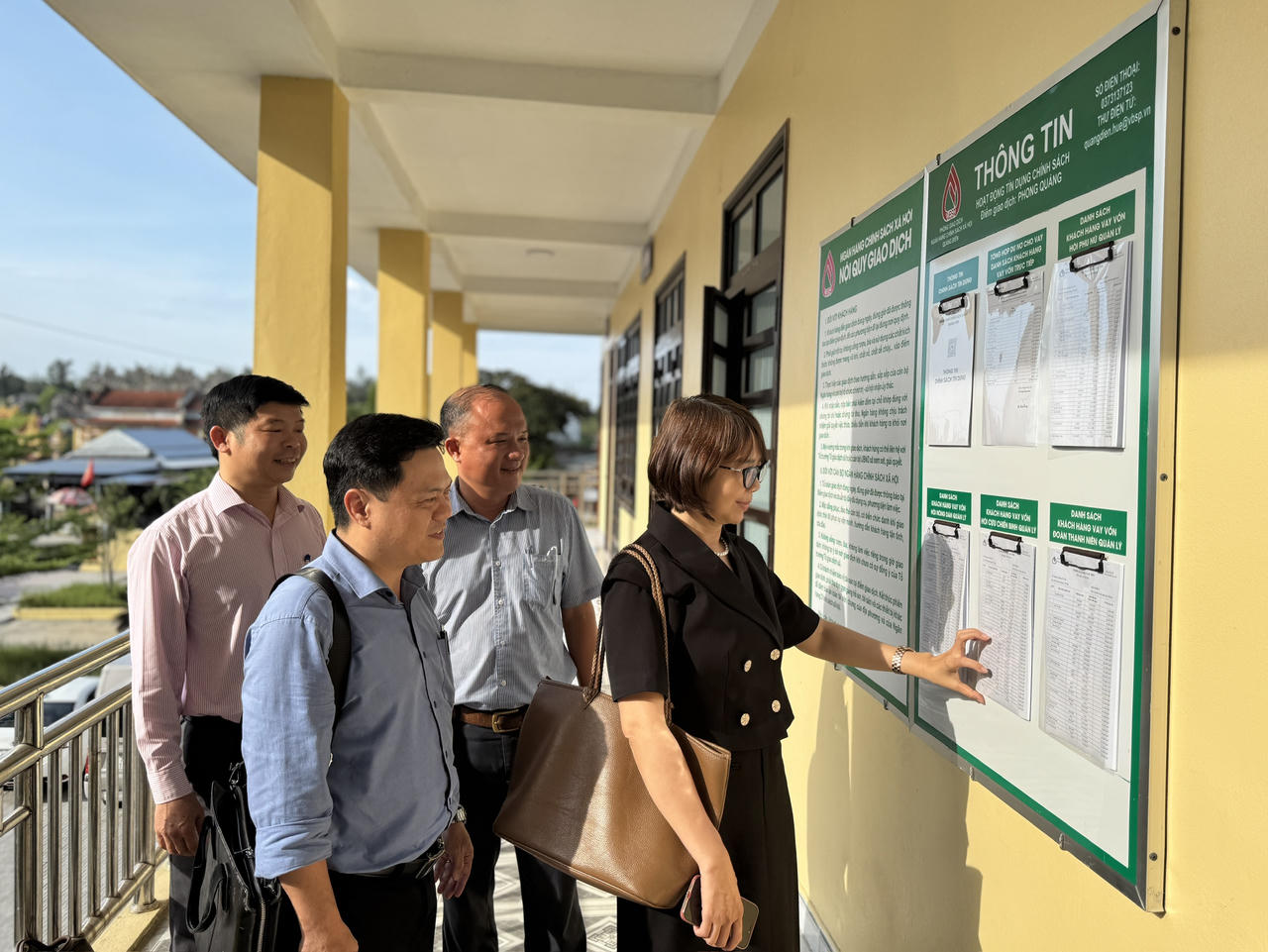 Bà Ngô Thị Kiều Thư – Phó Giám đốc Sở Tài chính, thành viên Ban đại diện HĐQT NHCSXH thành phố, kiểm tra, giám sát kết quả triển khai tín dụng chính sách xã hội trên địa bàn phường Phong Quảng. 