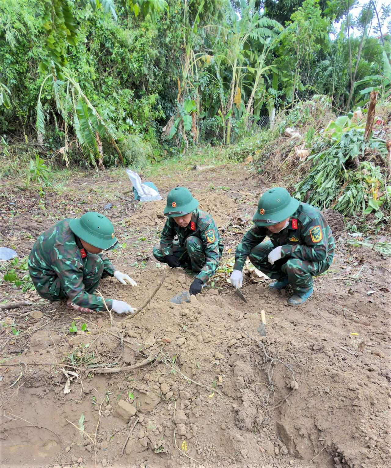 Đội 584, Phòng Chính trị, Bộ CHQS tỉnh Quảng Trị đã tổ chức khảo sát, tìm kiếm và quy tập được 4 hài cốt liệt sĩ tại khu phố Tri Bưu, phường Quảng Trị, tỉnh Quảng Trị. (Ảnh: Xuân Diện)