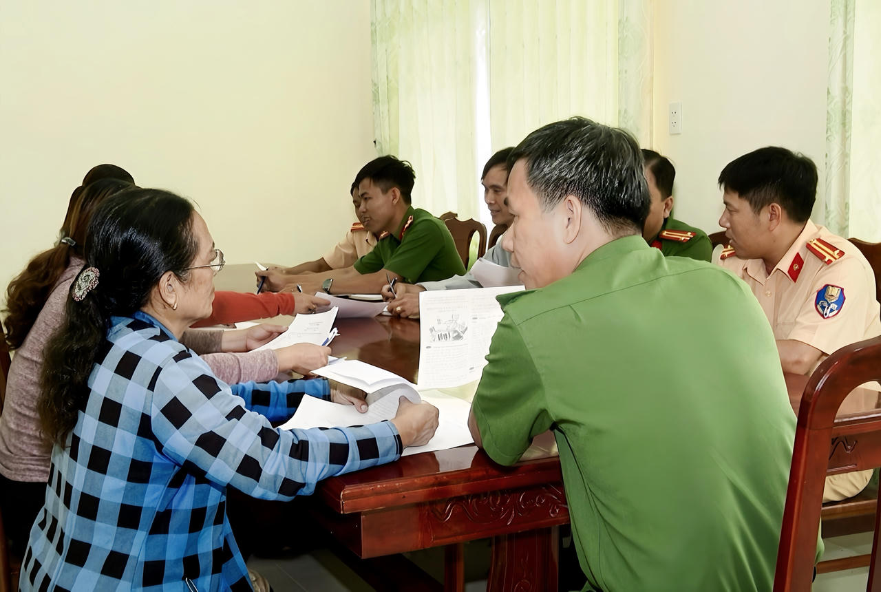 Lực lượng Công an tăng cường tuyên truyền, giúp người dân nắm vững và thực hiện đúng các quy định pháp luật về hoạt động hụi (Ảnh: TN).