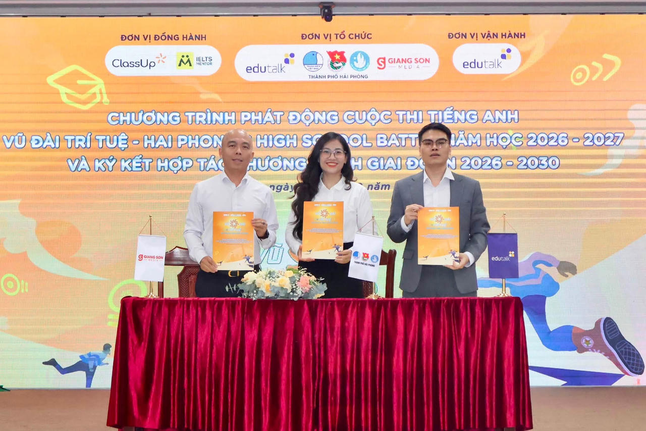 Đại diện Thành đoàn và các đơn vị đồng hành, đối tác chuyên môn ký kết biên bản ghi nhớ hợp tác. (Ảnh: Nguyên An)