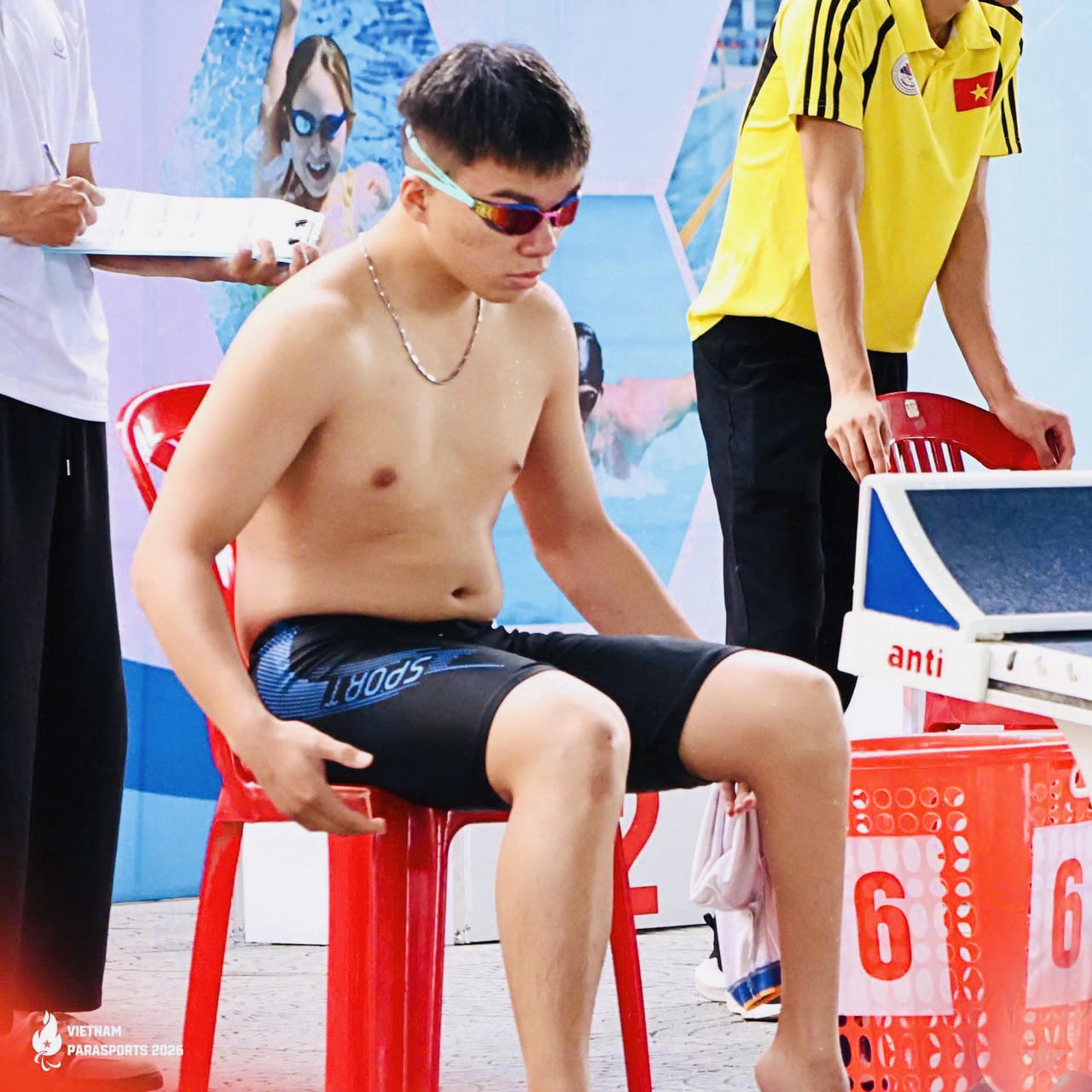 Sự tập trung cao độ của Thái Dương trước giờ thi đấu. Tâm lý vững vàng và sự chuẩn bị kỹ lưỡng là yếu tố then chốt giúp anh gặt hái thành công tại giải đấu vô địch quốc gia năm 2026. (Ảnh: Vietnam Parasports)
