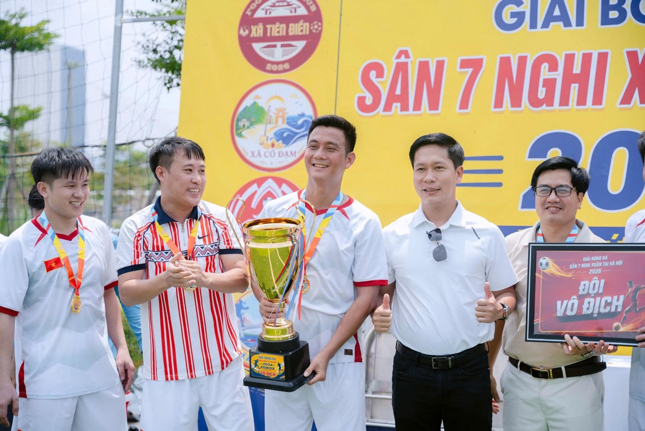 Ban Tổ chức trao giải vô địch cho đội bóng xã Cổ Đạm.