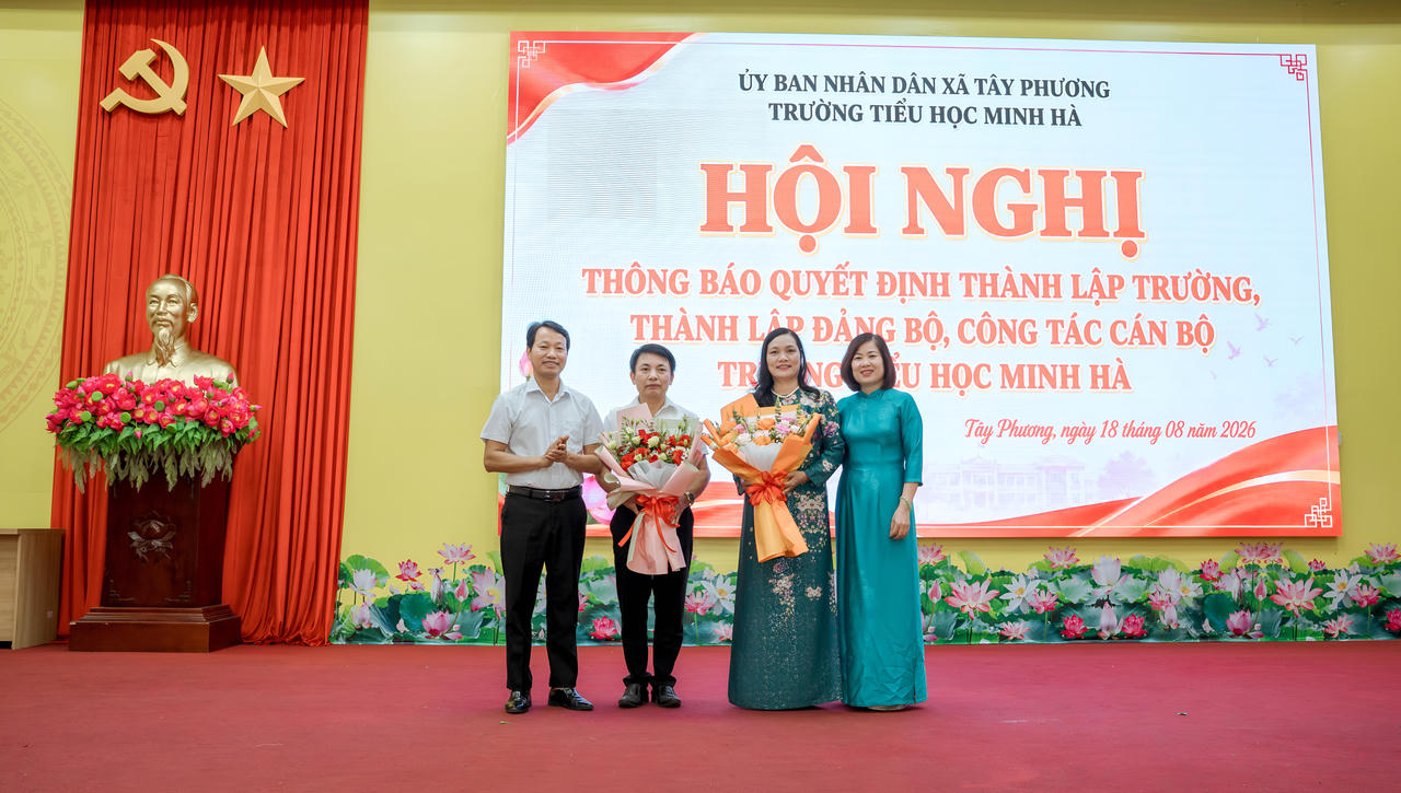 Bà Nguyễn Thị Bích Ngọc, ông Nguyễn Thanh Dân nhận hoa chúc mừng.
