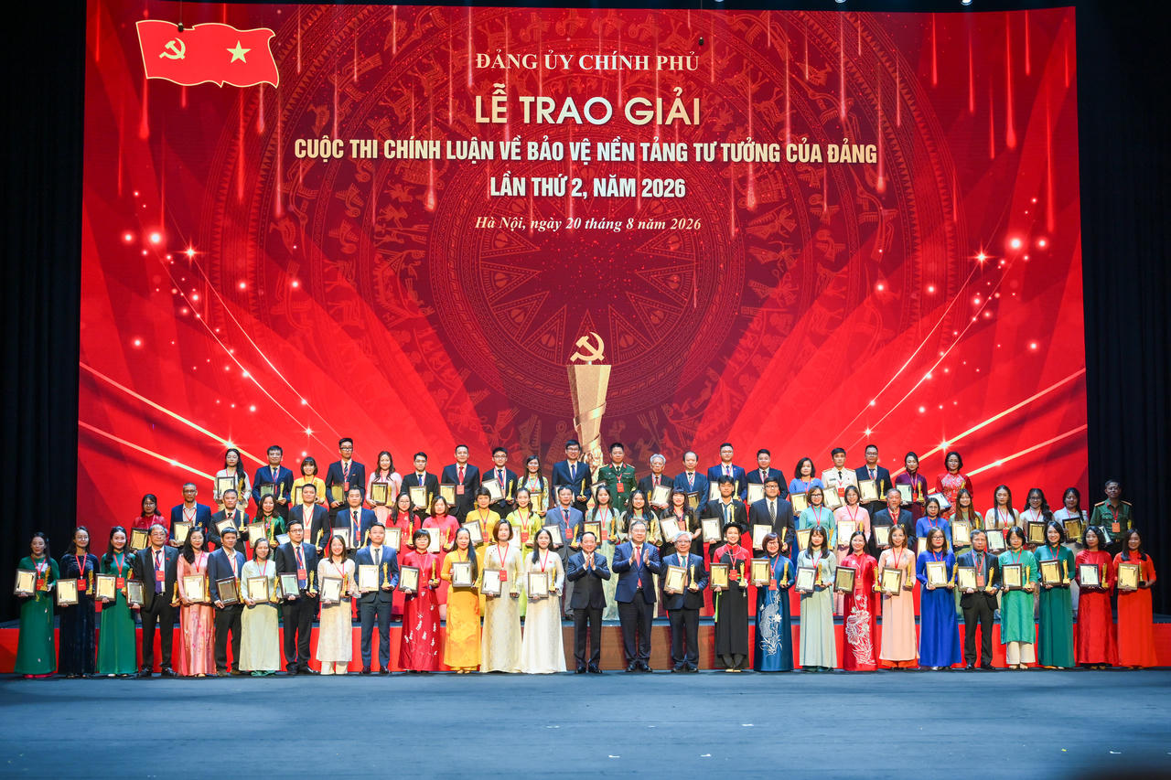 Trưởng ban Tuyên giáo Trung ương Trịnh Văn Quyết và Phó Thủ tướng Thường trực Phạm Gia Túc chúc mừng và chụp ảnh lưu niệm cùng các tác giả đạt Giải.