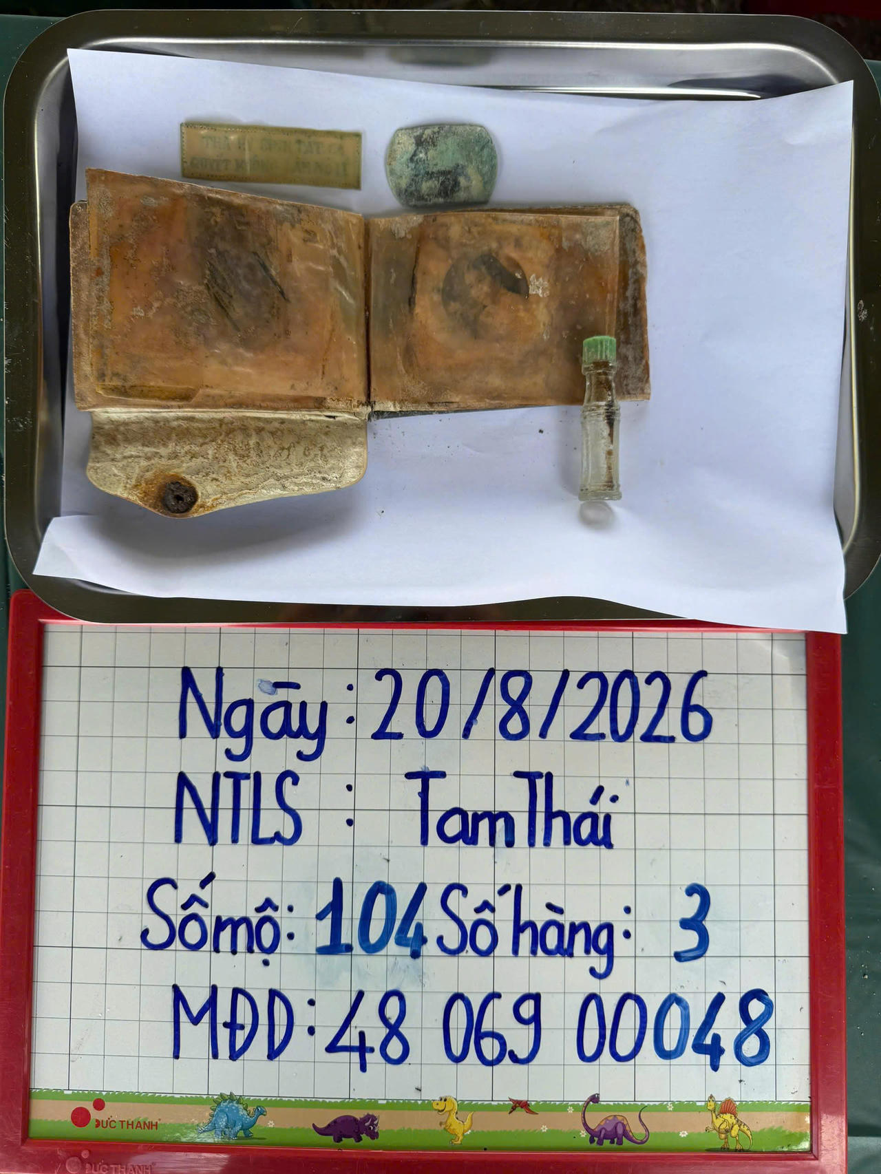 Tại phần mộ số 104, hàng thứ 3, Nghĩa trang liệt sĩ Tam Thái, lực lượng làm nhiệm vụ phát hiện một số di vật được an táng cùng liệt sĩ