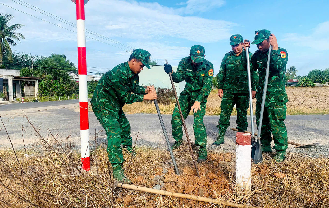 Các đơn vị lắp đặt hệ thống đèn năng lượng mặt trời trên các tuyến đường (Ảnh: Đinh Quân)